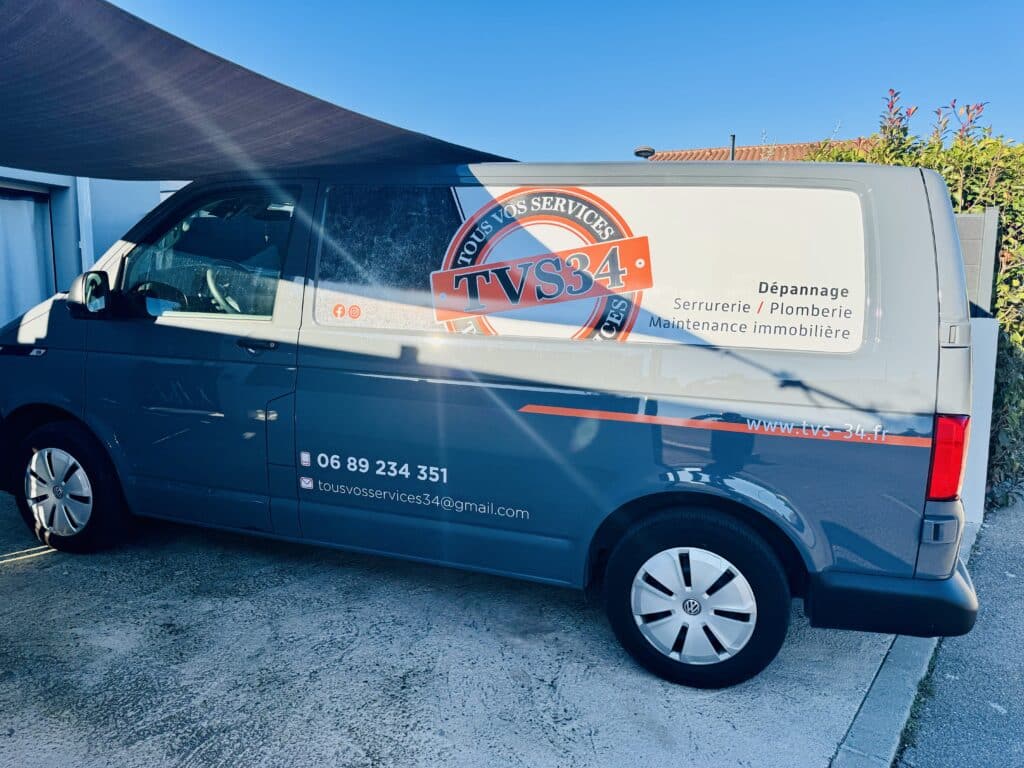Van gris TVS34, services de dépannage, serrurerie, plomberie, maintenance immobilière. Contact: 06 89 234 351, tvs-34.fr