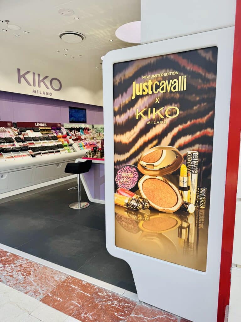 Entrée KIKO Milano, affiche Just Cavalli x KIKO New Limited Edition, présentoirs maquillage Lèvres et Skincare.