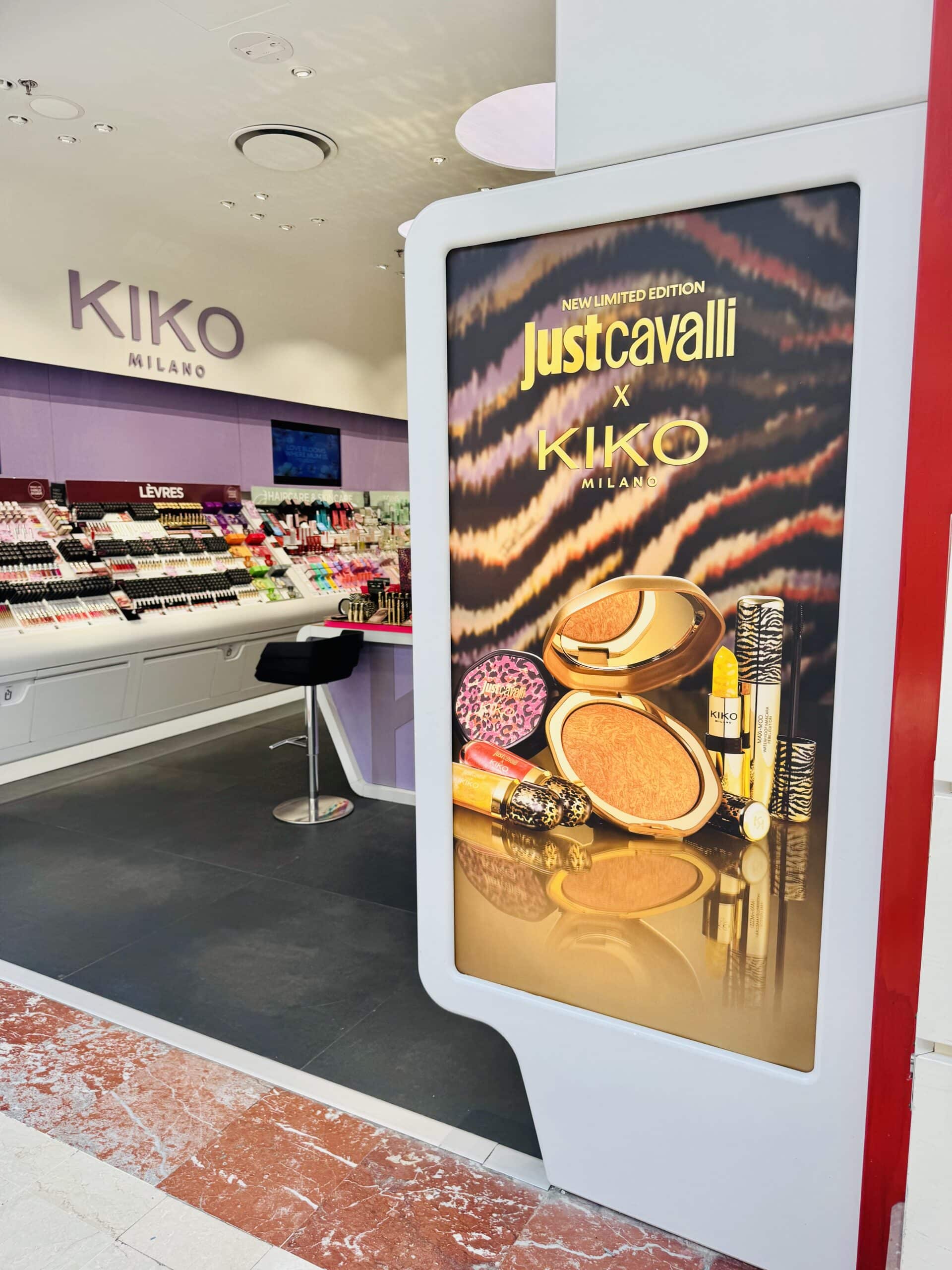 Entrée KIKO Milano, affiche Just Cavalli x KIKO New Limited Edition, présentoirs maquillage Lèvres et Skincare.
